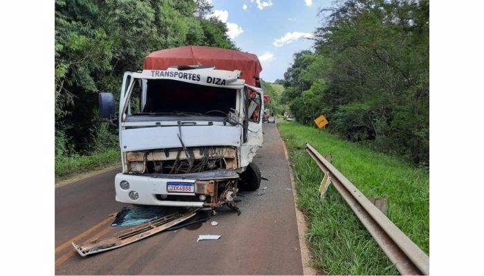 Nova Laranjeiras – Caminhoneiro dorme ao volante e colide de frente com outro caminhão na PR-473